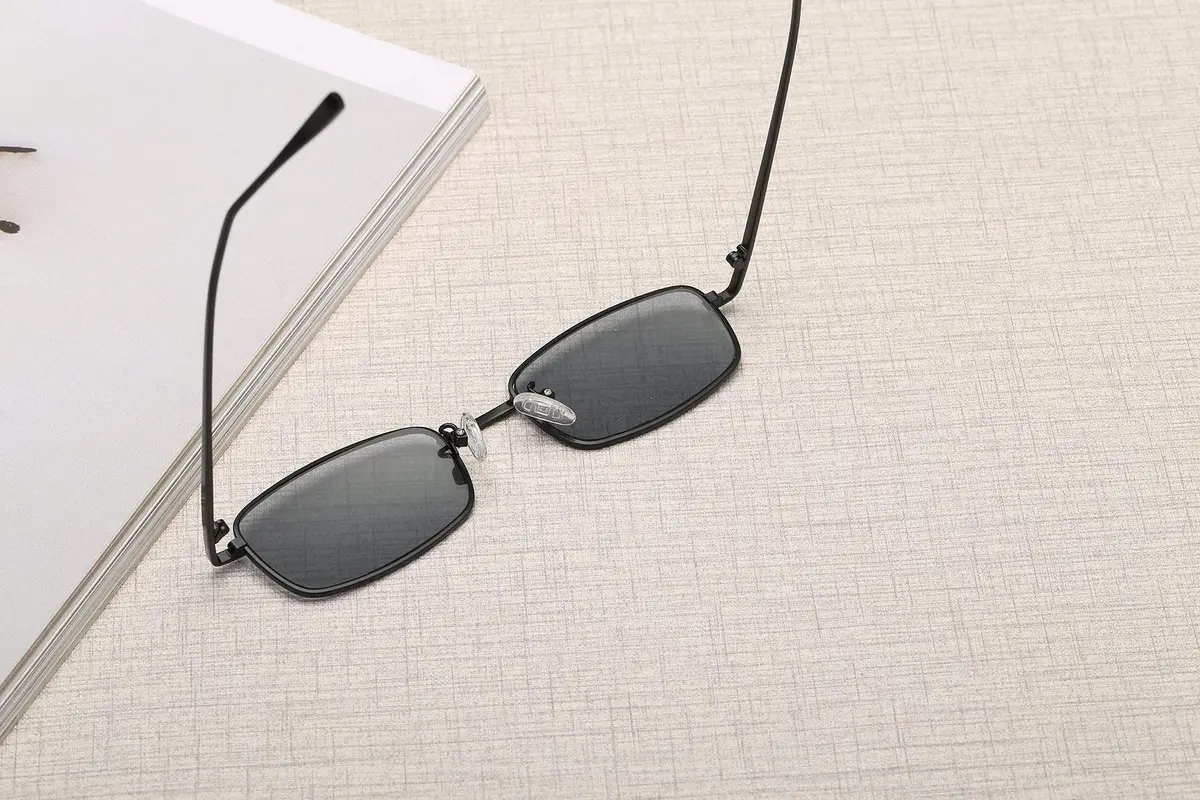 FEISEDY Vintage Small Rectangle Sunglasses Women Men Retro Trendy Square Metal Frame Sun Glasses 52mm (2.05in) | UV400 Protection - view 4
