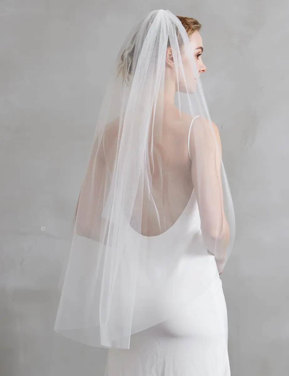 BEAUTELICATE Wedding Bridal Veil with Comb 50" Knee Length | Elegant 1 Tier Cut Edge Tulle - view 2