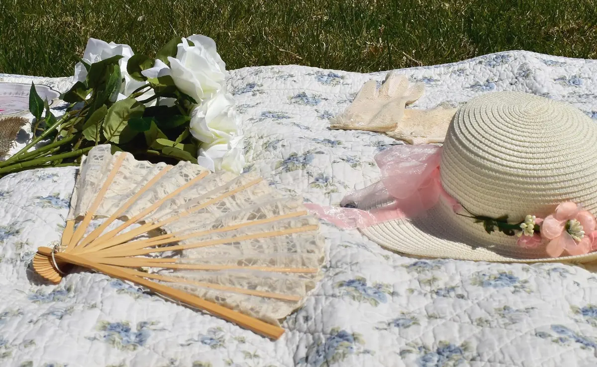 BABEYOND Cotton Lace Folding Hand Fan with Bamboo Frame & Tassel, 26cm Closed | Elegant Bridal Accessory for Weddings & Parties - view 8