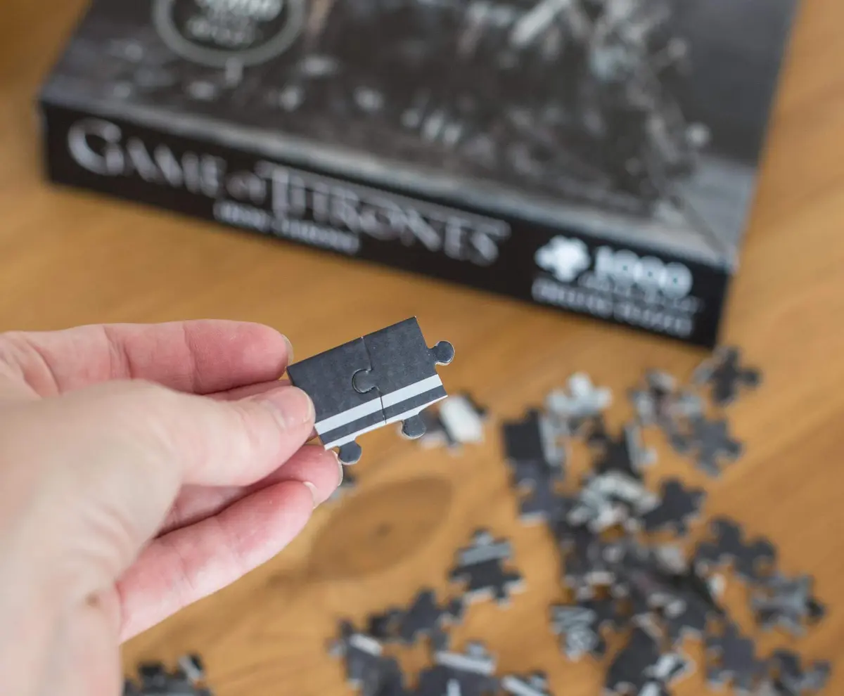 Game of Thrones Iron Throne Deluxe Puzzle 1000 Pieces | Iconic HBO Image, 20" x 27" - view 5