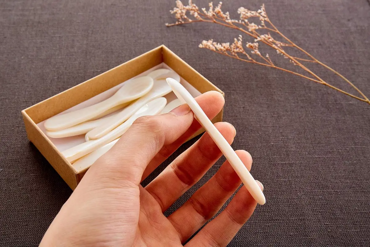 DUEBEL Set of 10 White Mother of Pearl Caviar Spoons for Caviar, Egg, Icecream, Coffee Serving (White, 9x2.4cm) | Natural Pearl Elegance - view 6
