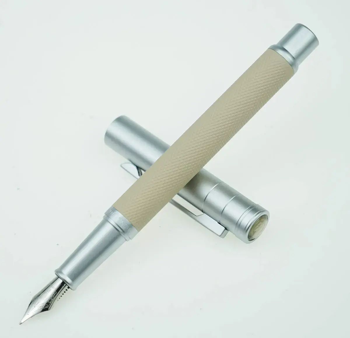 erofa White Fountain Pen with Fine Nib and Bamboo Clip, Silver Aluminum Alloy, 135mm (0.5in) - view 2