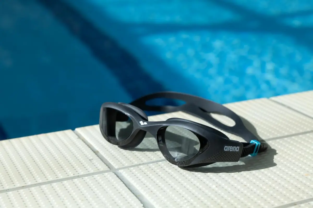 ARENA Unisex The One Swim Goggles One Size | Orbit-Proof Fit, Anti-Fog Coated, Non-Mirror Lens, Smoke/Grey/Black - view 7