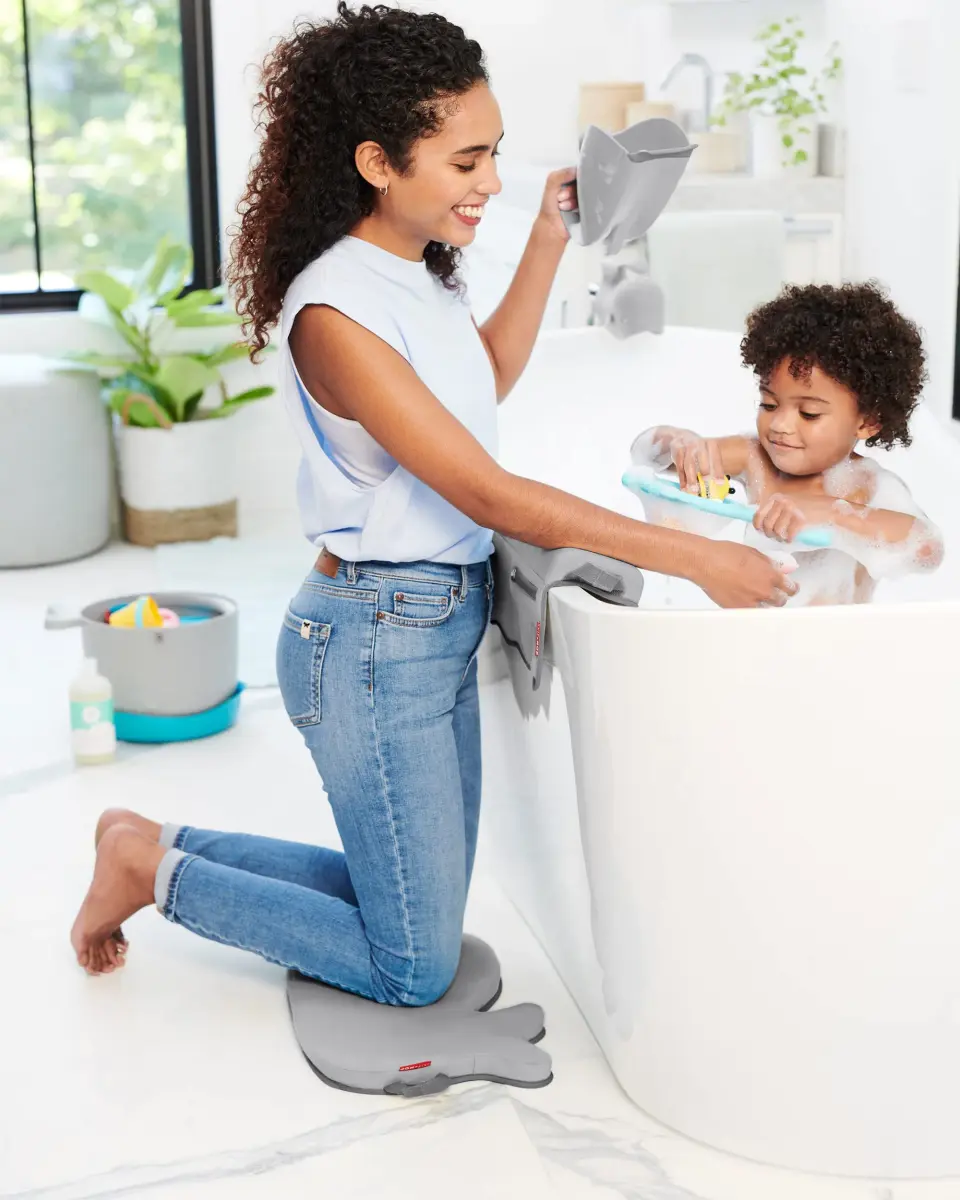 Skip Hop MOBY Tear-Free Bath Rinse Cup with Waterfall Spout, Grey | 710ml (24 Fl Oz) Capacity - view 7