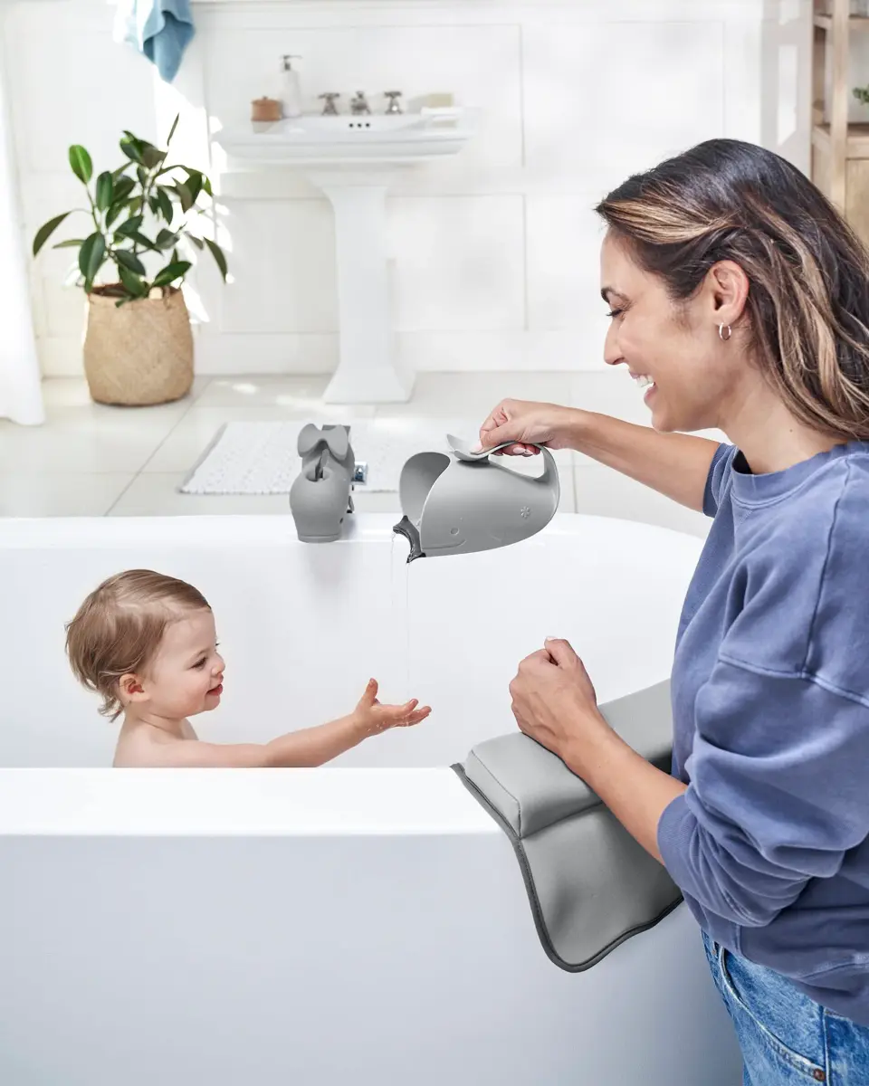 Skip Hop MOBY Tear-Free Bath Rinse Cup with Waterfall Spout, Grey | 710ml (24 Fl Oz) Capacity - view 8