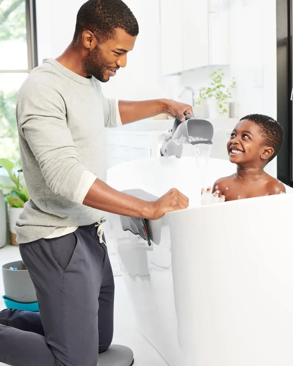 Skip Hop MOBY Tear-Free Bath Rinse Cup with Waterfall Spout, Grey | 710ml (24 Fl Oz) Capacity - view 9