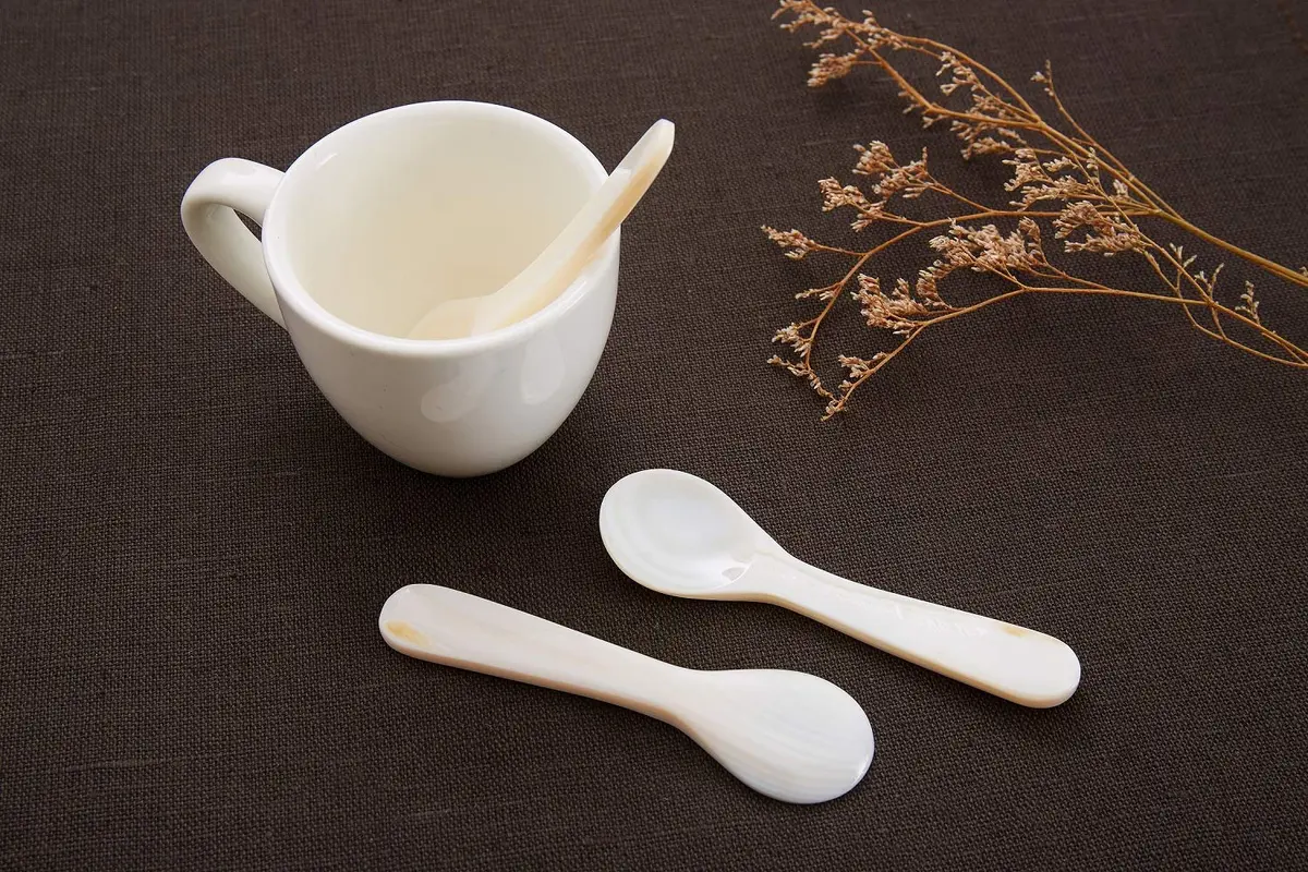 DUEBEL Set of 6 White Mother of Pearl Caviar Spoons for Caviar, Egg, Coffee Serving, Restaurant Serving Set (3.55) - view 2