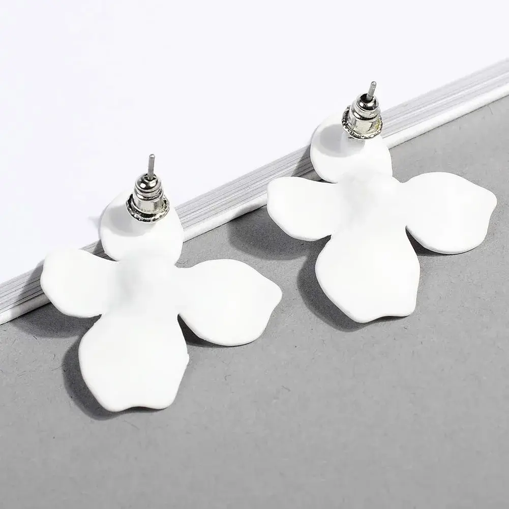 Artilady White Flower Boho Stud Earrings for Women | Hypoallergenic Lightweight Acrylic Resin - view 4