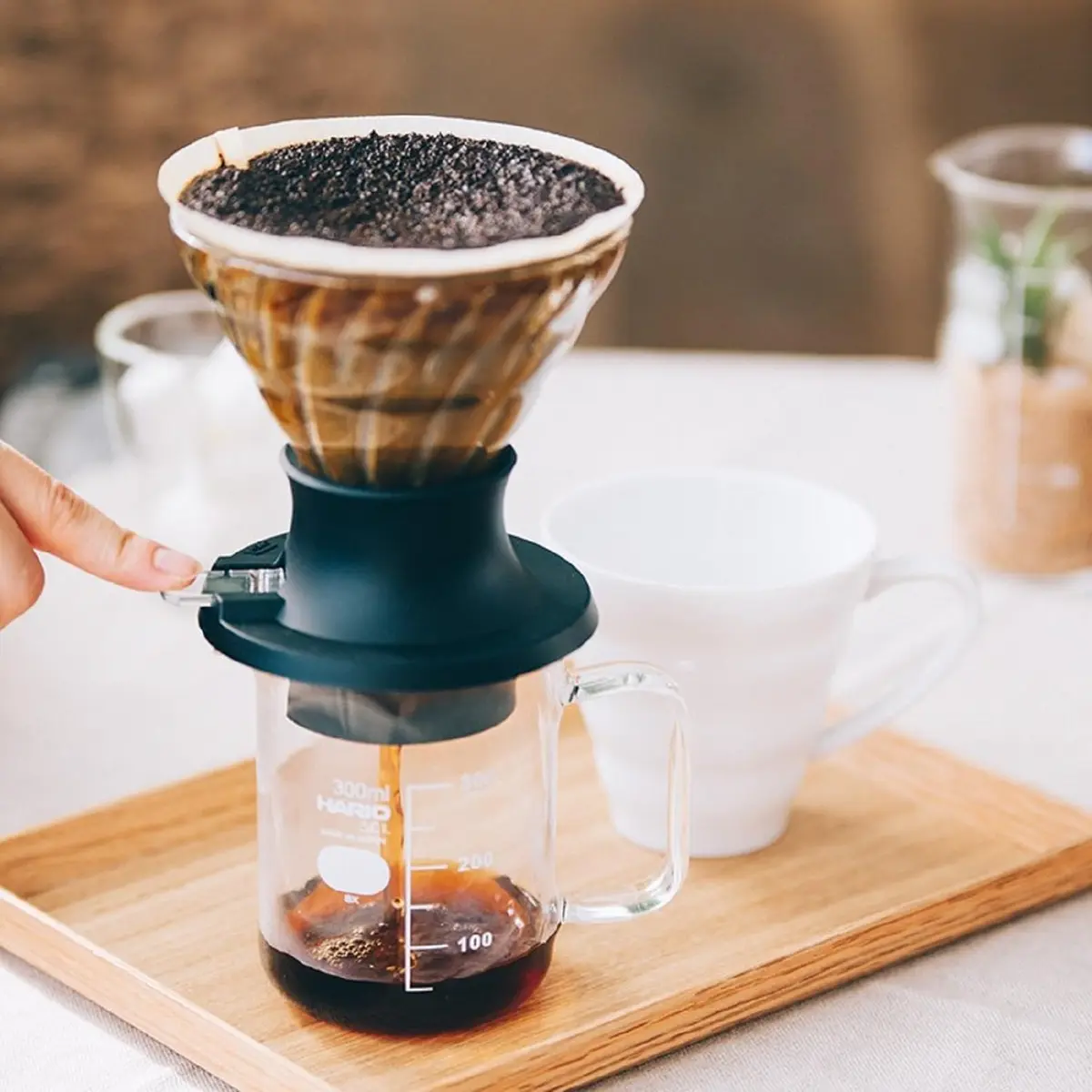HARIO "Switch" Immersion Dripper Set Size 02 | Hybrid Pour-Over & Immersion Coffee Brewer with 40 Filters & Glass Server - view 5