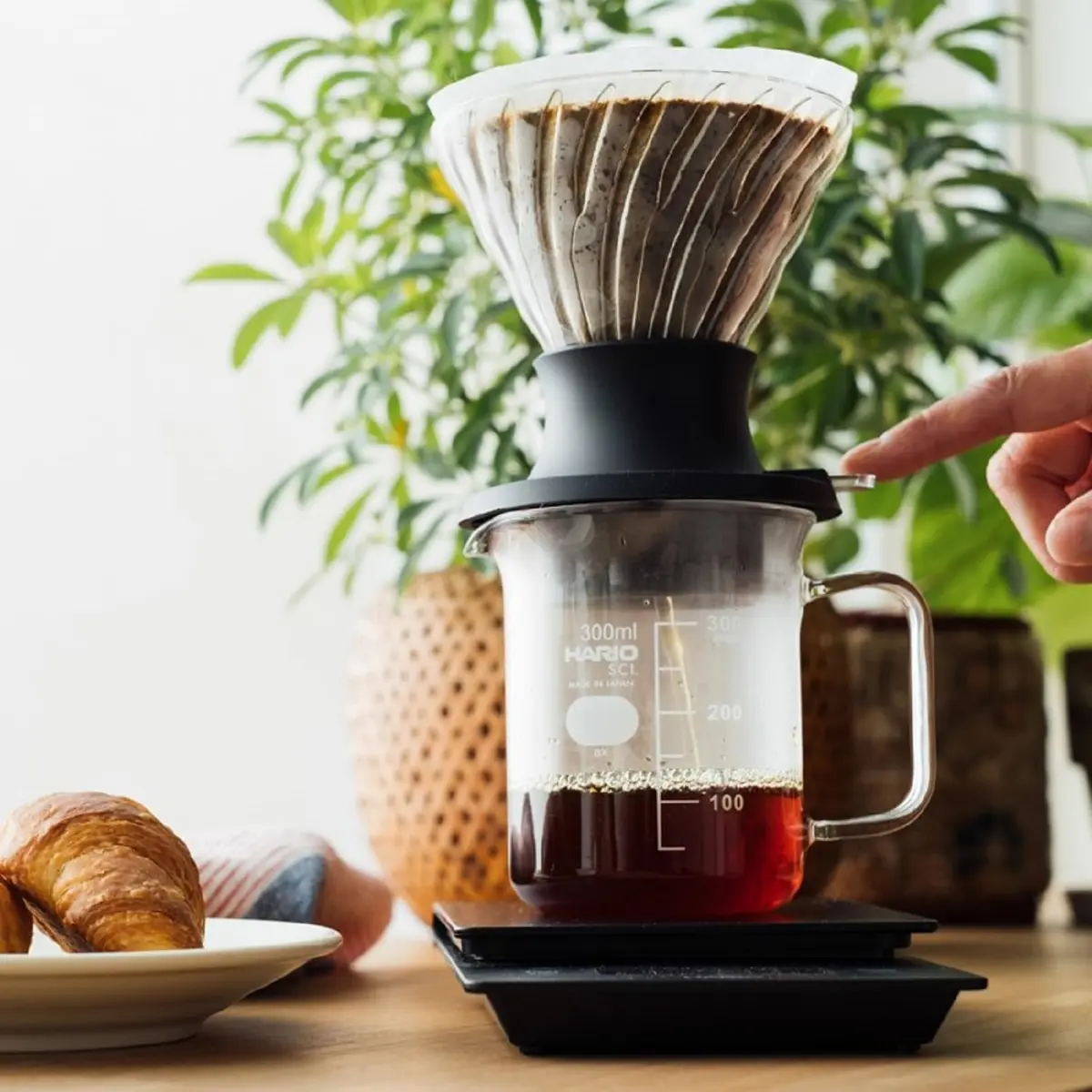 HARIO "Switch" Immersion Dripper Set Size 02 | Hybrid Pour-Over & Immersion Coffee Brewer with 40 Filters & Glass Server - view 6