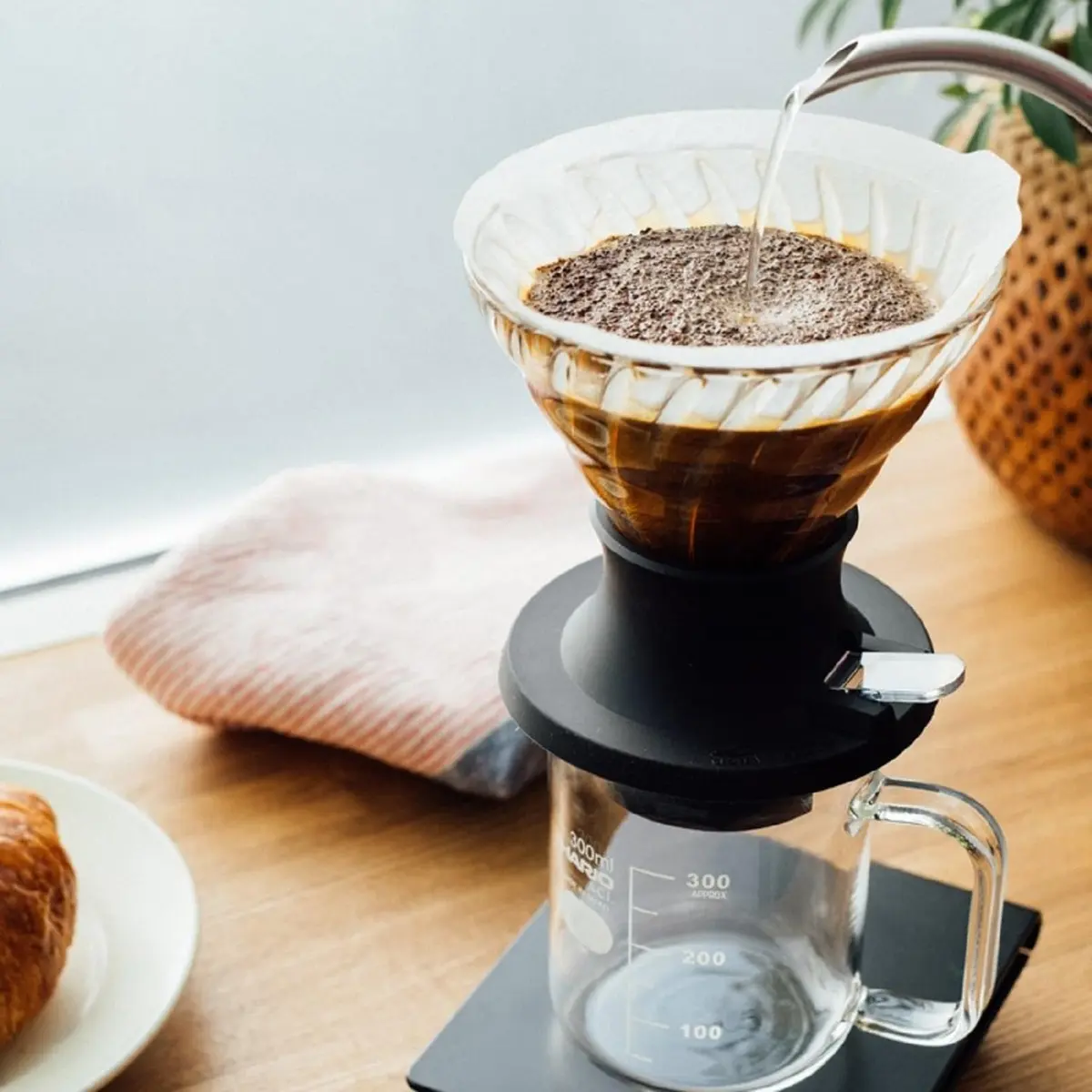 HARIO "Switch" Immersion Dripper Set Size 02 | Hybrid Pour-Over & Immersion Coffee Brewer with 40 Filters & Glass Server - view 7