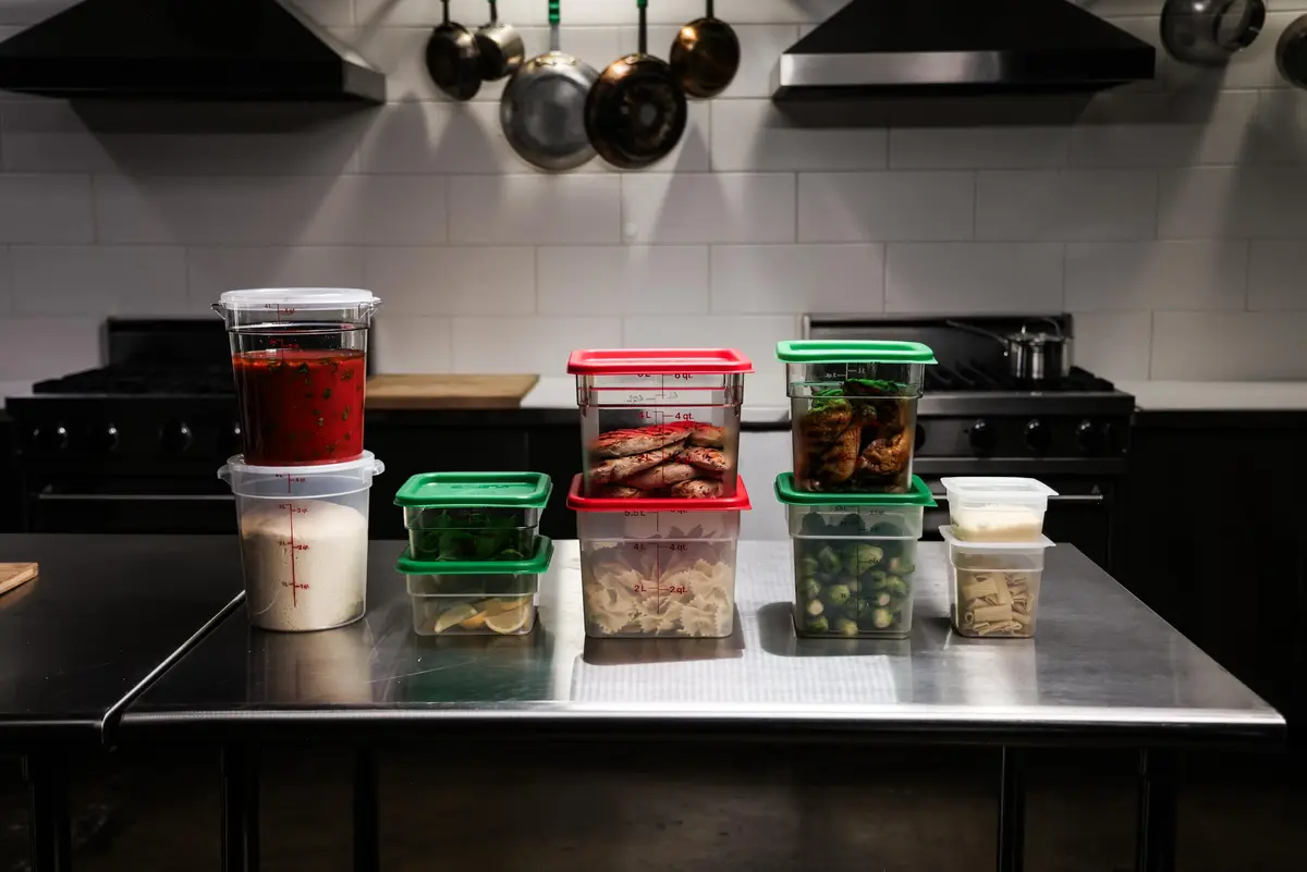 Cambro 4 QT (3.78 L) Square Food Storage Container with Green Lid | Commercial Grade BPA-Free & Microwave Safe - view 4