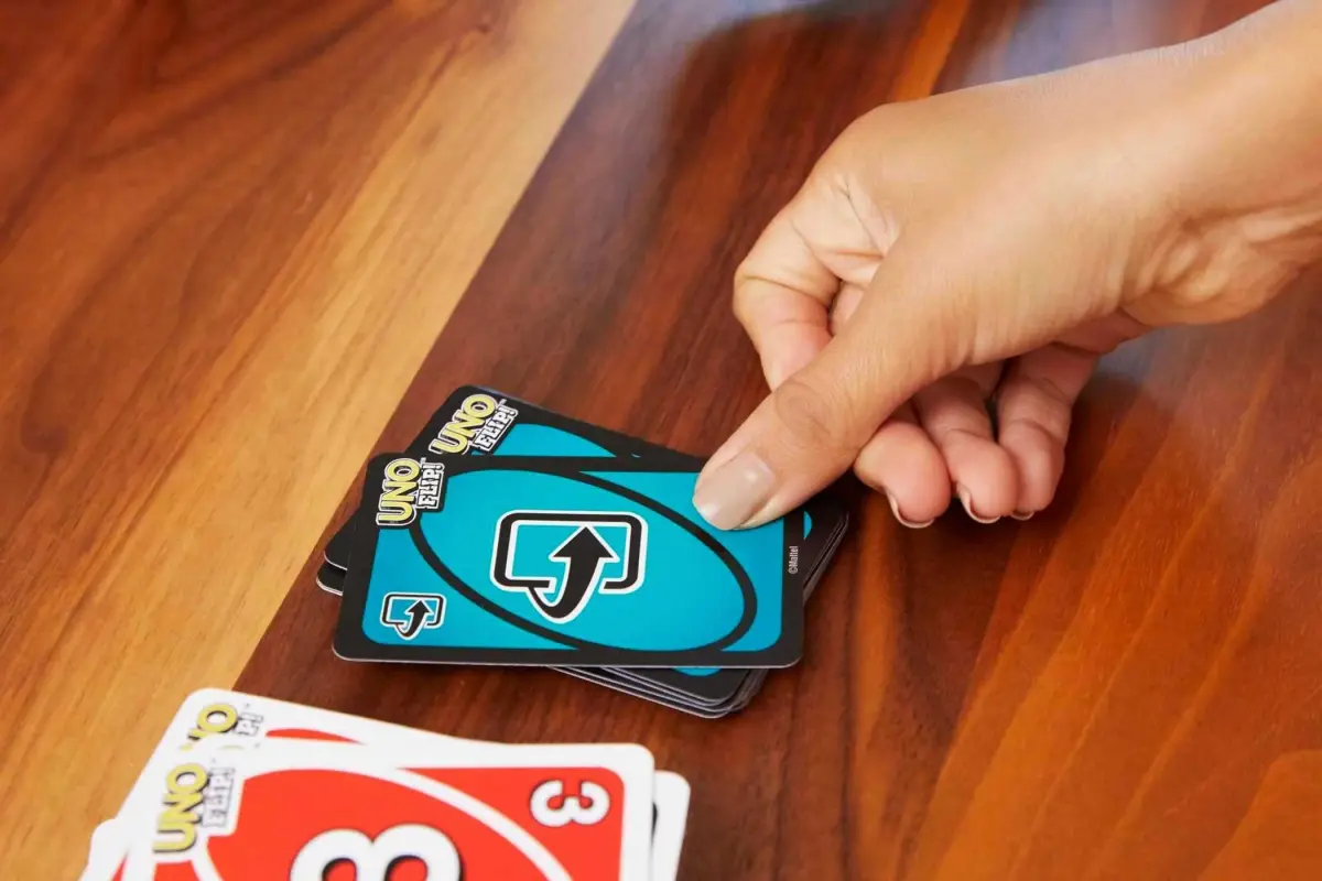 Mattel Games UNO FLIP! Card Game with Storage Tin | Color Blind Accessible Deck for Kids & Adults (112 Cards) - view 6