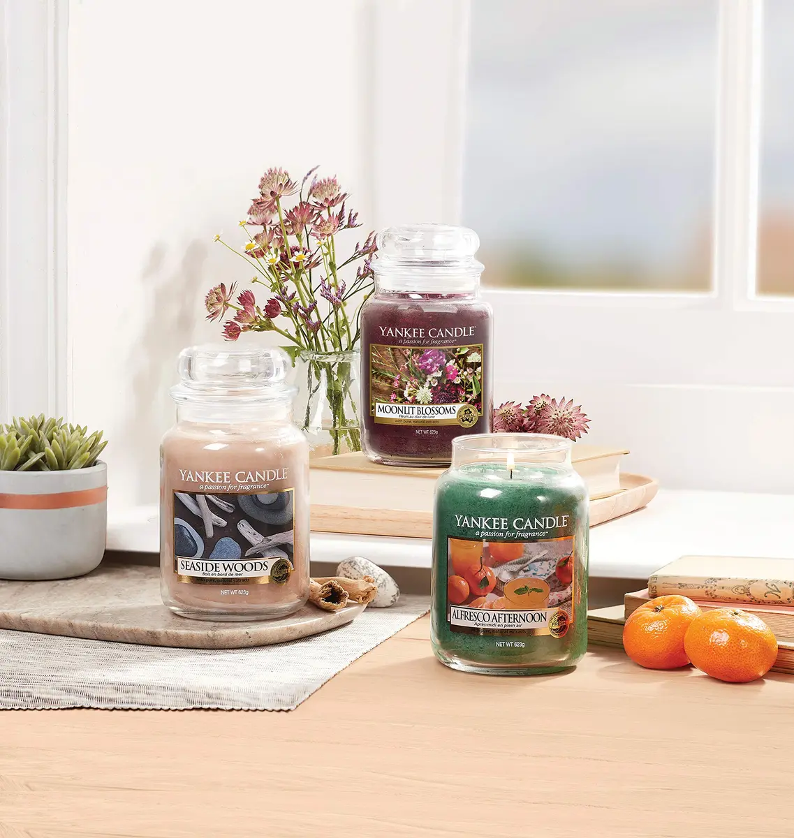 Yankee Candle Seaside Woods Scented Large Jar Candle 22oz | Over 110 Hours Burn Time - view 5