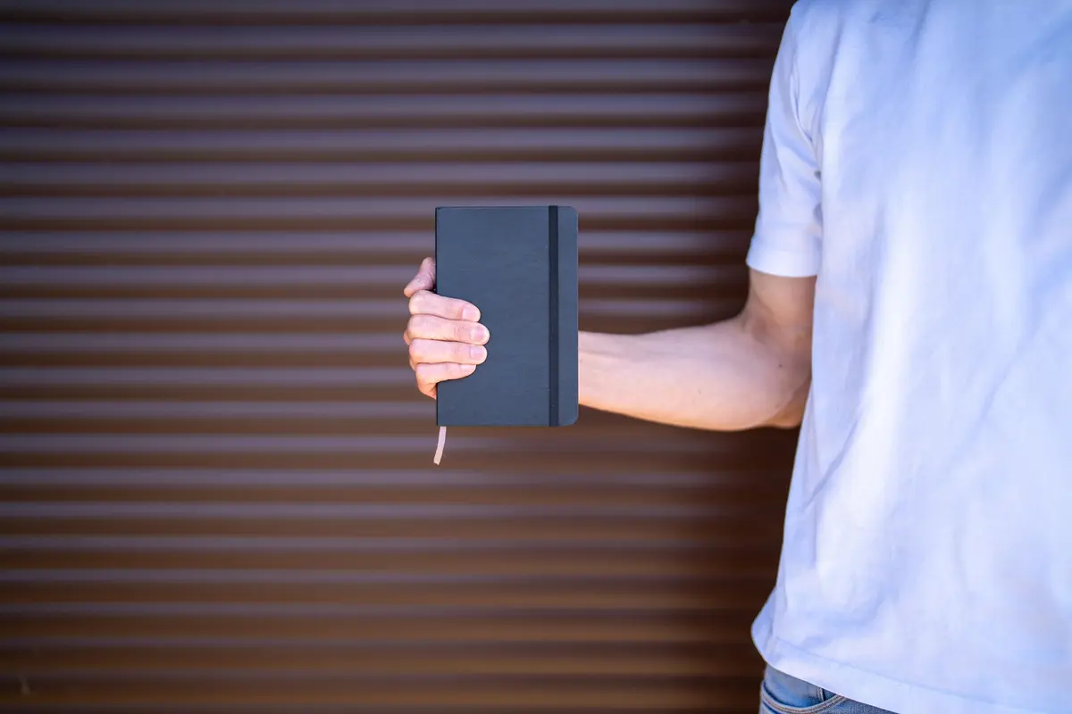 Moleskine Art Sketchbook Hard Cover Medium 11.9 cm x 18.2 cm (4.5" x 7") Plain Black 88 Pages | Acid-Free Paper for Artists - view 2