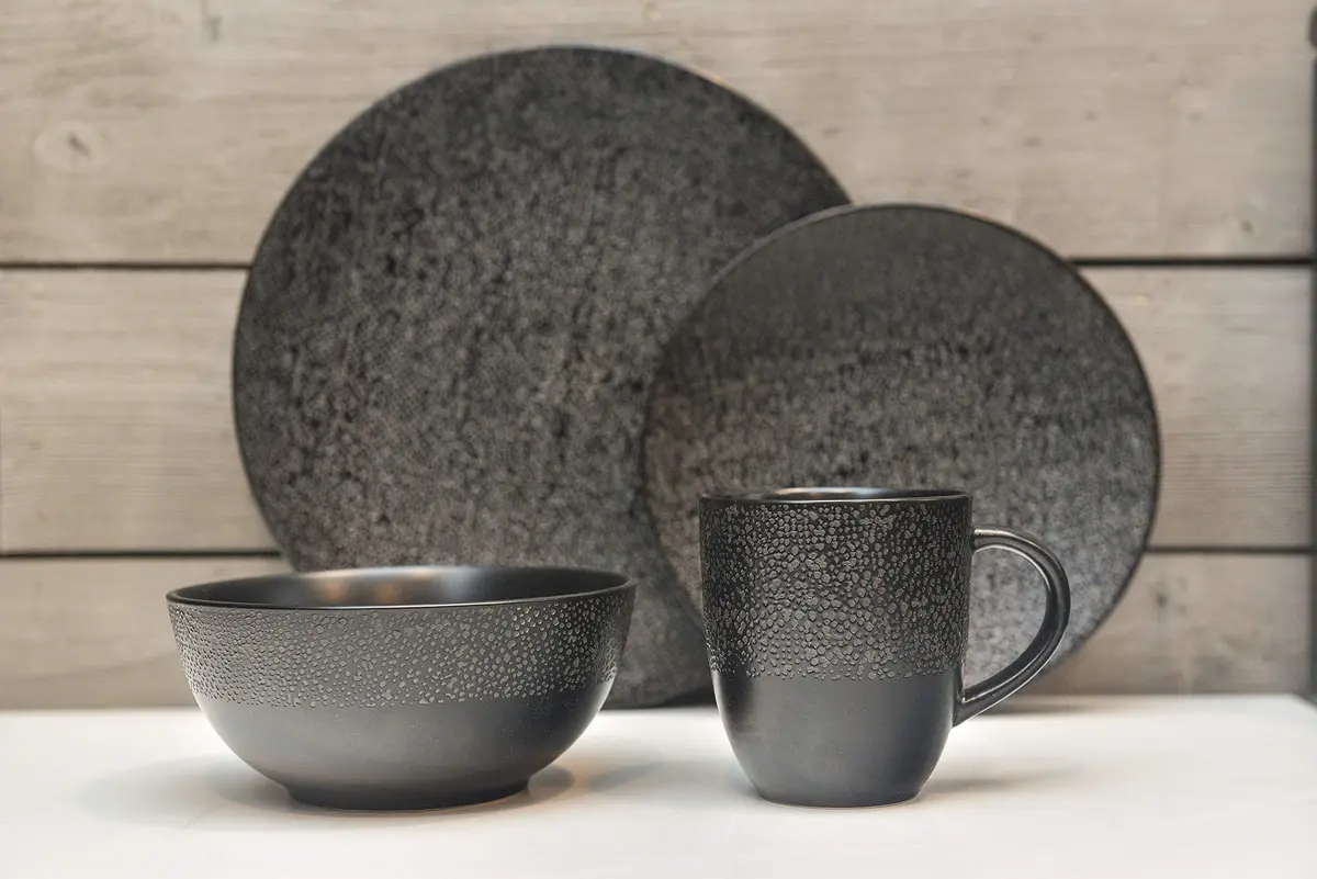 Red Vanilla Black Matrix 16 Piece Dinner Set | Elegant Stoneware for Festive & Daily Use - main product image