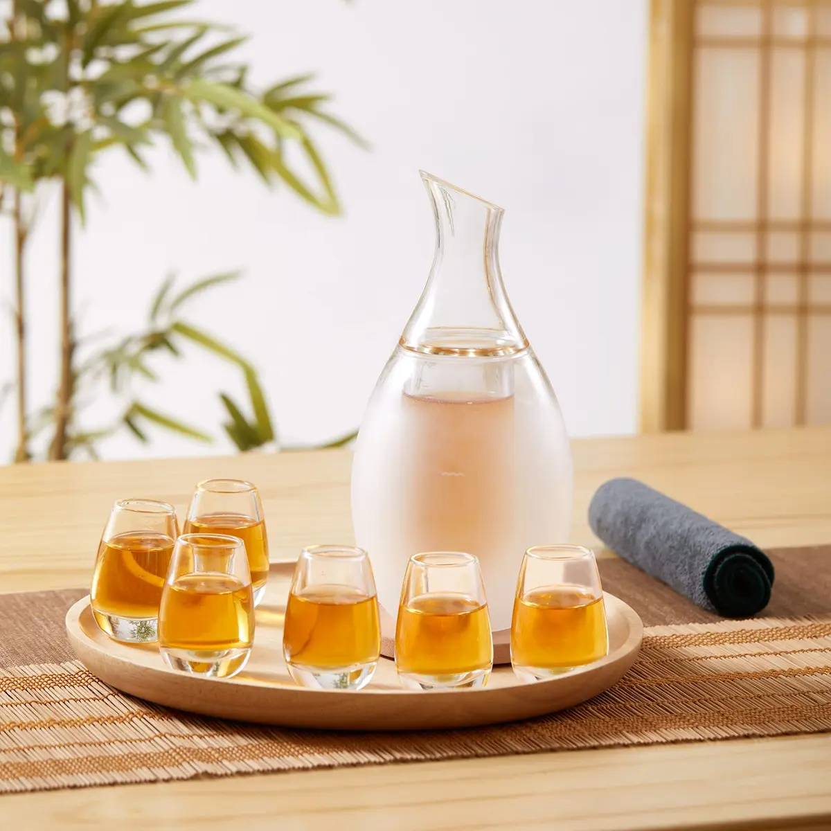 ZENS Sake Set with 6 Sake Cups, 250ml (8.5 Fl Oz) Borosilicate Glass | Modern Water-Drop Design - view 6