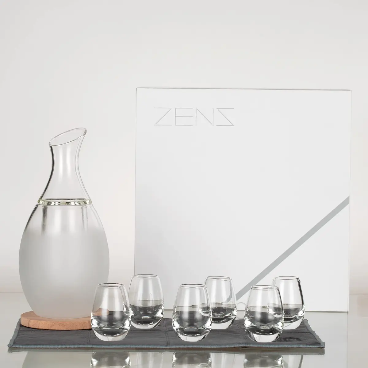 ZENS Sake Set with 6 Sake Cups, 250ml (8.5 Fl Oz) Borosilicate Glass | Modern Water-Drop Design - view 7