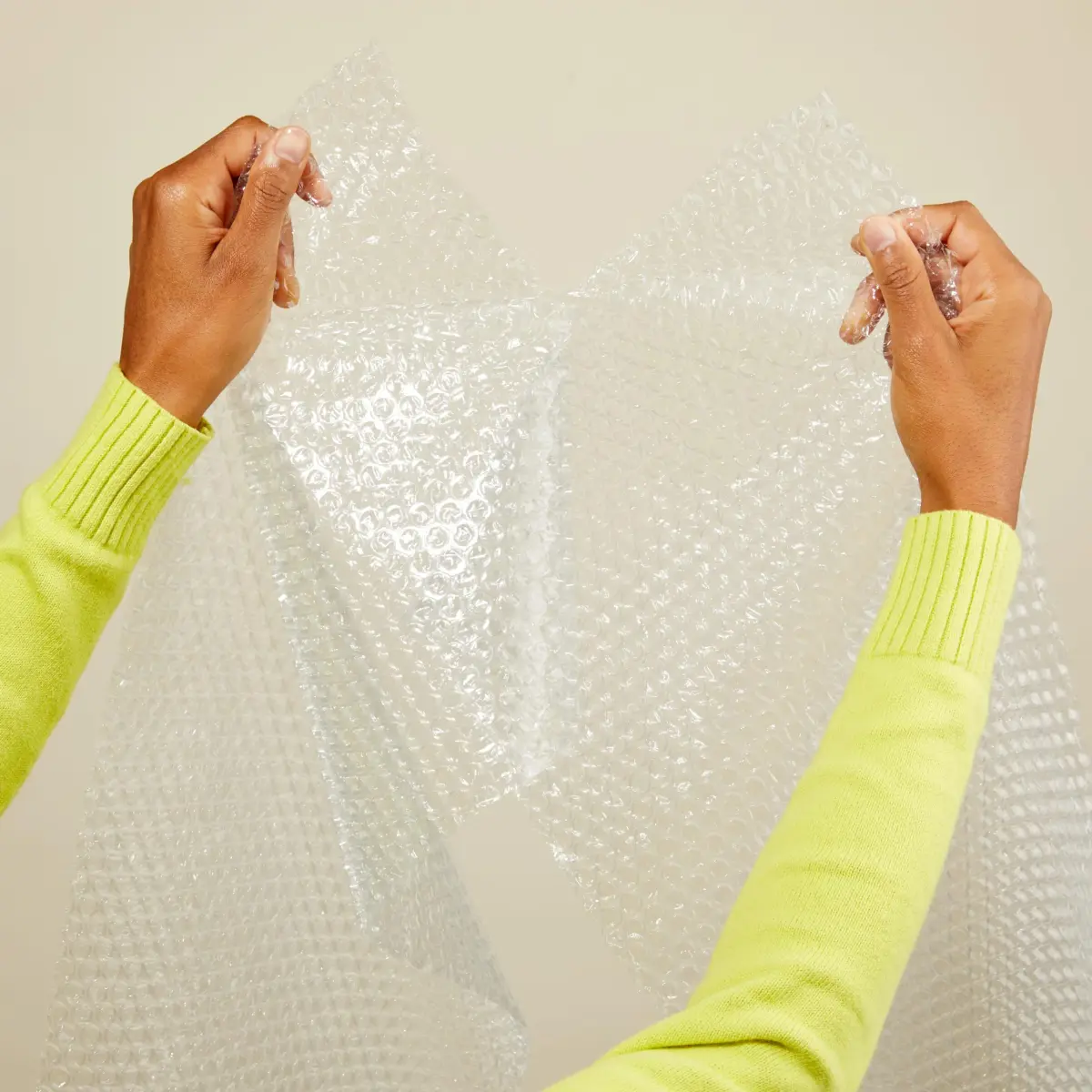 Amazon Basics Perforated Bubble Wrap Roll 30.48 cm x 53.34 m | Small 3/16" Bubbles, Clear - view 4