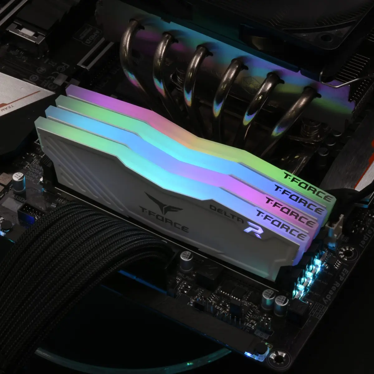 TEAMGROUP T-Force Delta RGB DDR4 16GB (2x8GB) 3200MHz CL16 Desktop Memory Kit White | 16GB (2x8GB) 3200MHz CL16 - view 2