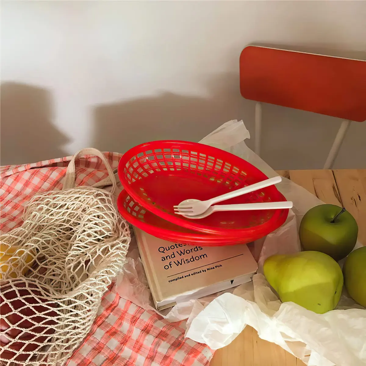 Kingrol 50 Pack Oval Fast Food Baskets, 8.9 x 5.6 x 1.5 Inch Plastic Storage Basket Bin for Home, Office, School, Picnic - view 9