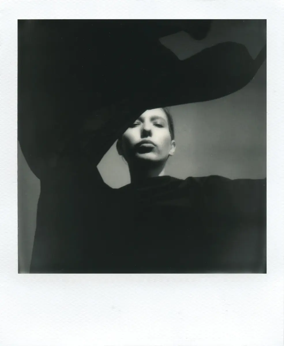 Polaroid B&W Film for I-Type Cameras (6001) 8 Photos | Fresh Film for Instant Memories - view 3