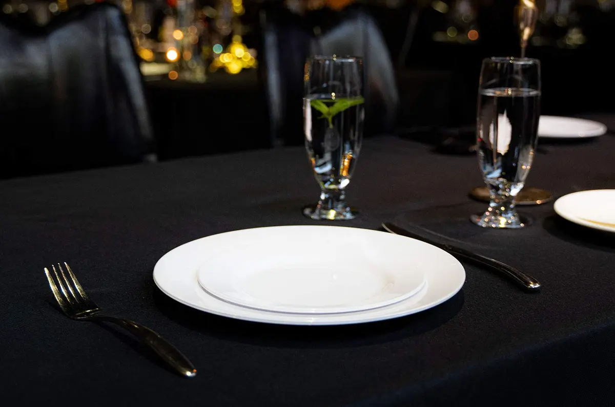 POSATE 60PCS White Disposable Plastic Plates | Heavy Duty Party Plates for Wedding & Events - view 5