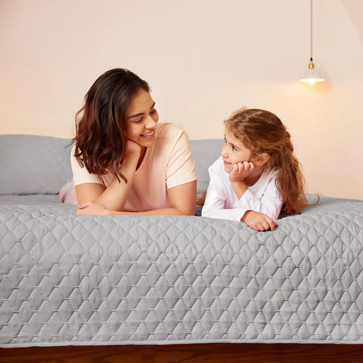 Exclusivo Mezcla Reversible Full Queen Quilt Bedding Set Light Grey | Lightweight Breathable All-Season Bed Coverlet with 2 Shams (220 x 240 cm / 86 x 96 Inch) - view 3