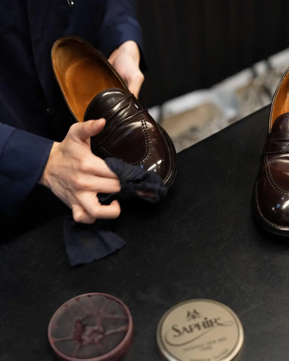 SAPHIR Medaille d’Or Mirror Gloss - Natural Wax Polish for Leather Shoes & Boots - Navy Blue | Mirror shine finish with natural ingredients - view 2