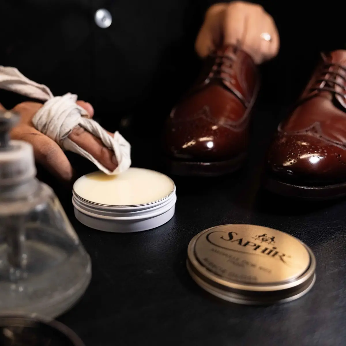 SAPHIR Medaille d’Or Mirror Gloss - Natural Wax Polish for Leather Shoes & Boots - Navy Blue | Mirror shine finish with natural ingredients - view 3
