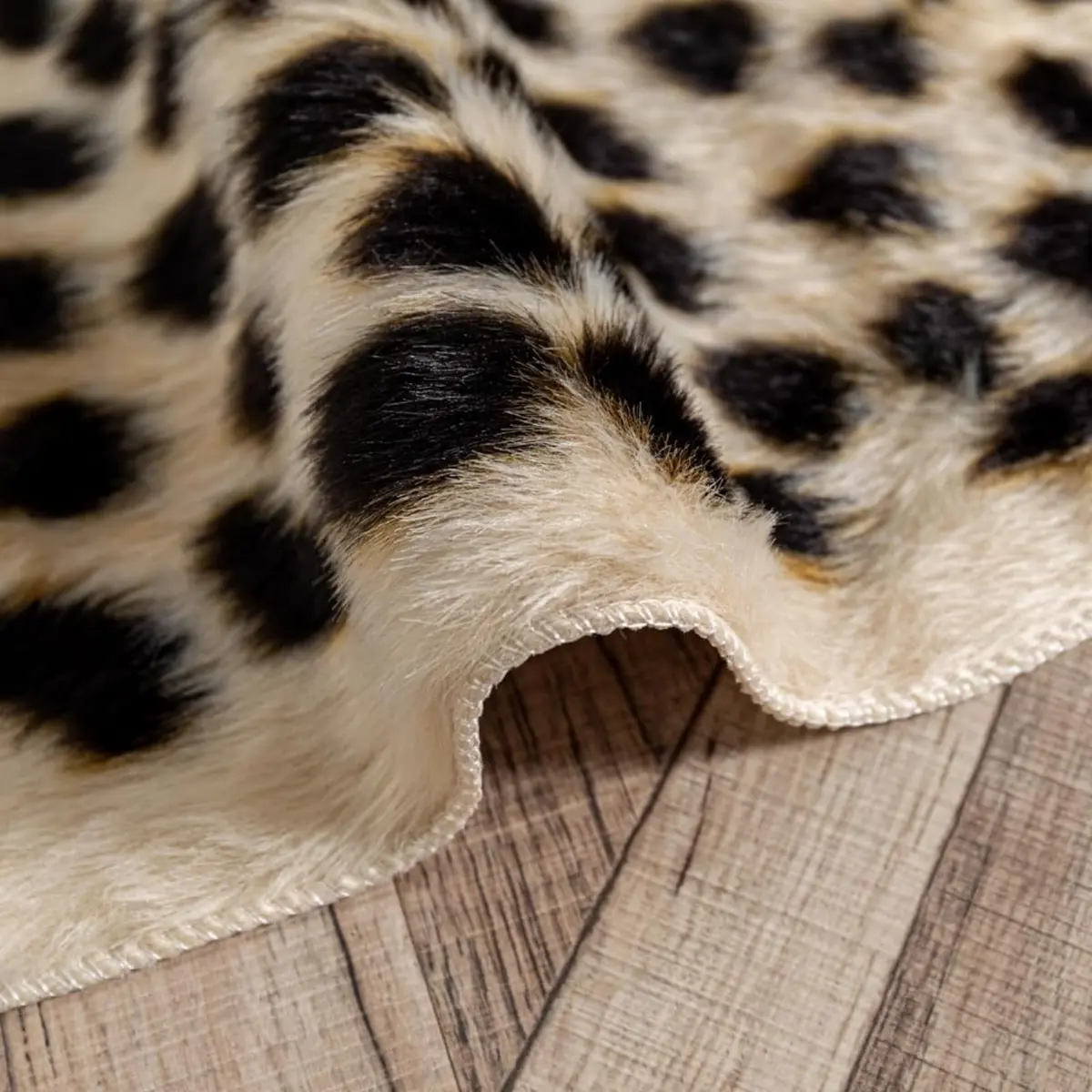Asuprui Leopard Print Area Rug 109cm x 89cm | Soft Faux Fur Cheetah Carpet for Bedroom - view 7