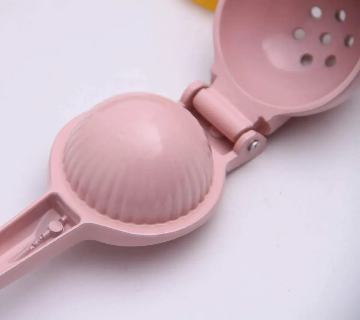 YI LIGHTING Metal Manual Citrus Lemon Lime Squeezer Juicer, Fruit Juicer, Metal, Kitchen Tool (Pink) | Efficient Extraction - view 7