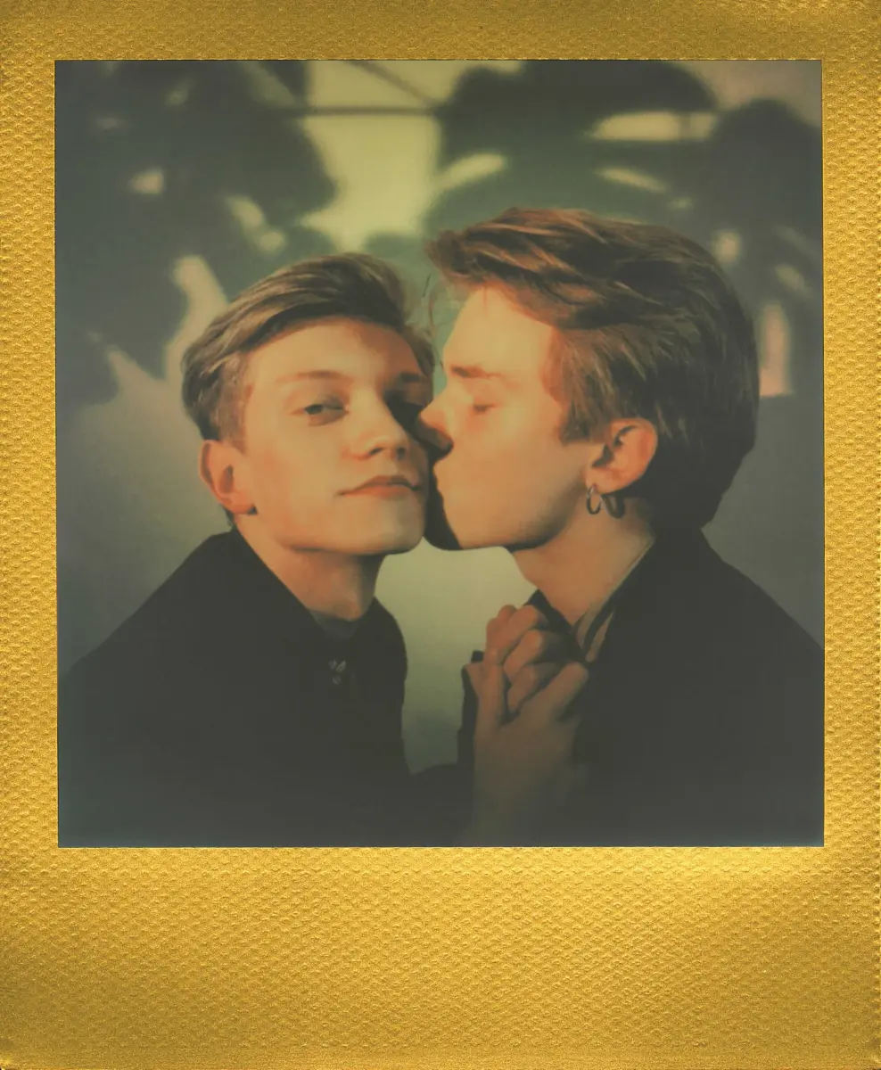 Polaroid i-Type Color Film - Golden Moments Edition Double Pack (16 Photos, Gold Frame) | Instant Film for Polaroid i-Type Cameras - view 3