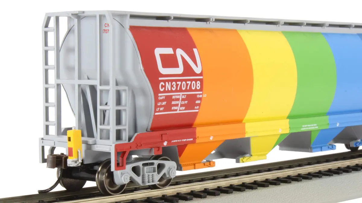 Bachmann Trains Canadian 4-Bay Cylindrical Grain Hopper with FRED Device CN Demonstrator HO Scale 1:87 (20.8 cm / 8.2 in) - view 5