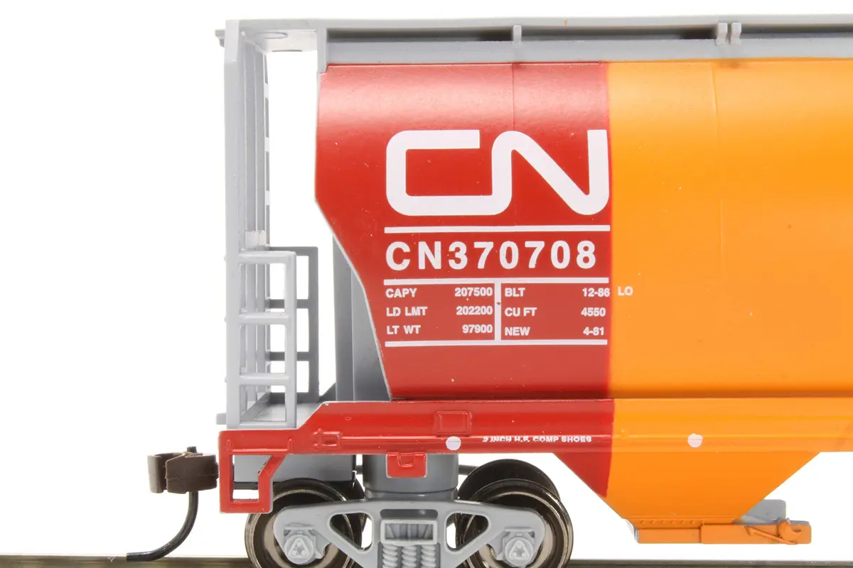 Bachmann Trains Canadian 4-Bay Cylindrical Grain Hopper with FRED Device CN Demonstrator HO Scale 1:87 (20.8 cm / 8.2 in) - view 4