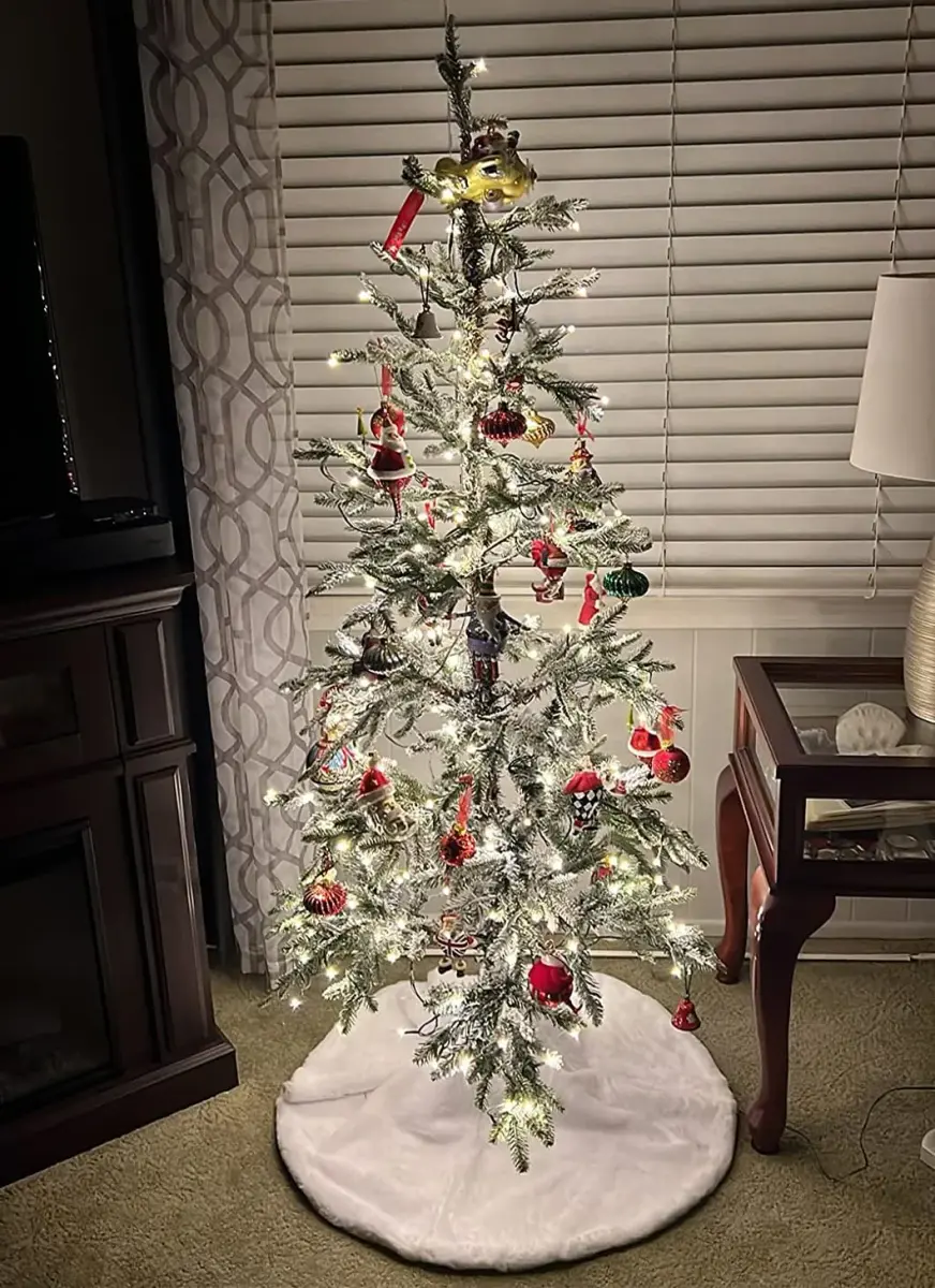 yuboo White Fluffy Fur Christmas Tree Skirt 76cm (30 inches) | Soft Faux Fur Rug for 4ft Slim Trees - view 7