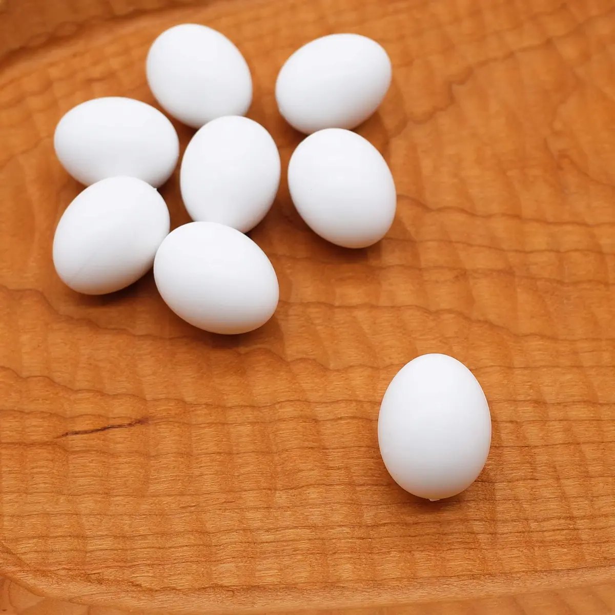 FOIBURELY Solid Parrot Plastic Eggs 8 Pcs | 26mm (1") x 21mm (0.83") - view 3