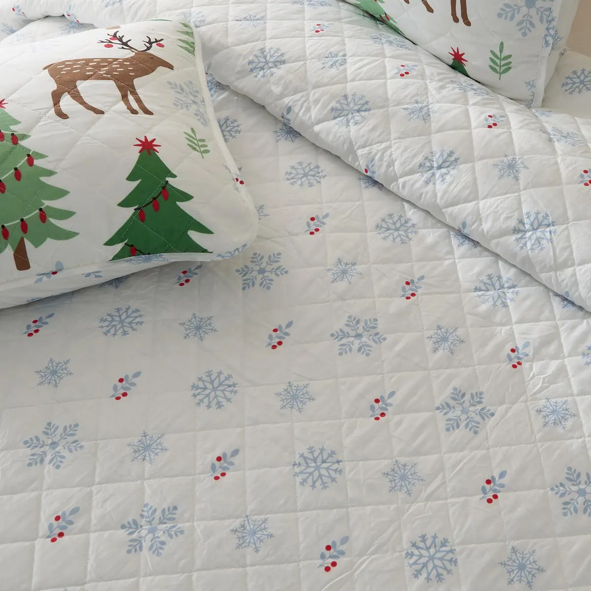 Great Bay Home King Size Christmas Quilt Set with Shams | Reversible Holiday Pattern, Microfiber, All-Season Comfort (70-120 chars) - view 3