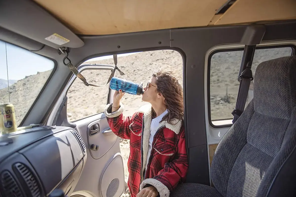 CamelBak Chute Mag Water Bottle 25oz (740ml) Charcoal | Magnetic Cap & Carry Loop - view 2
