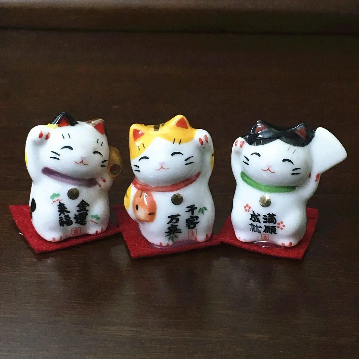 EatingBiting Set of 3 Japanese Maneki Neko Lucky Cat Figurines | Ceramic Decor Ornaments - view 3