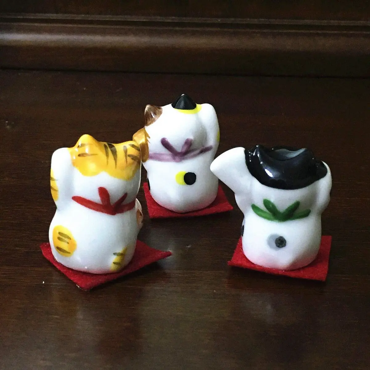 EatingBiting Set of 3 Japanese Maneki Neko Lucky Cat Figurines | Ceramic Decor Ornaments - view 4