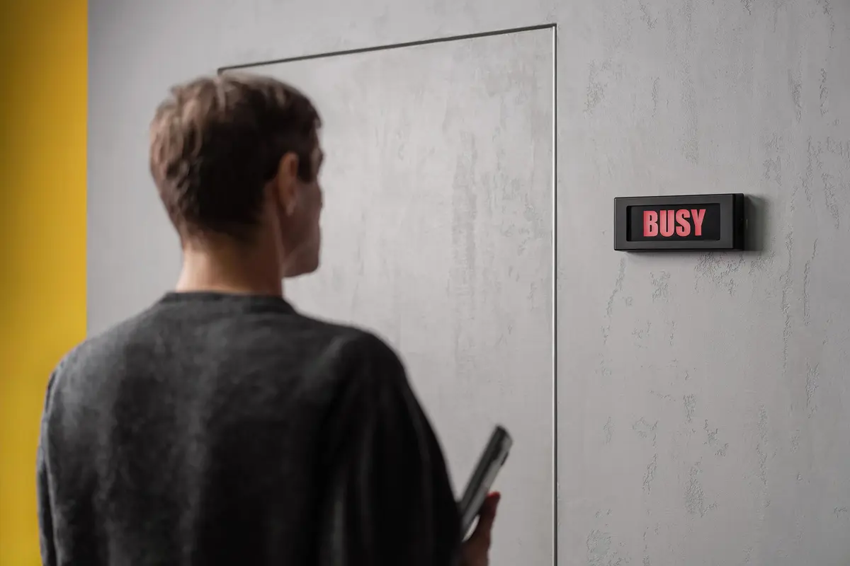 BusyBox S App-Controlled Do Not Disturb Sign, Rechargeable, Automations | Focus & Productivity Tool - view 5
