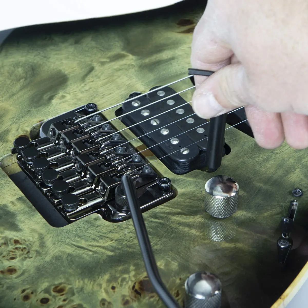 Shredneck TREMPACK 2 | Fix Floating Tremolo & Aid String Change (102 words) - view 6