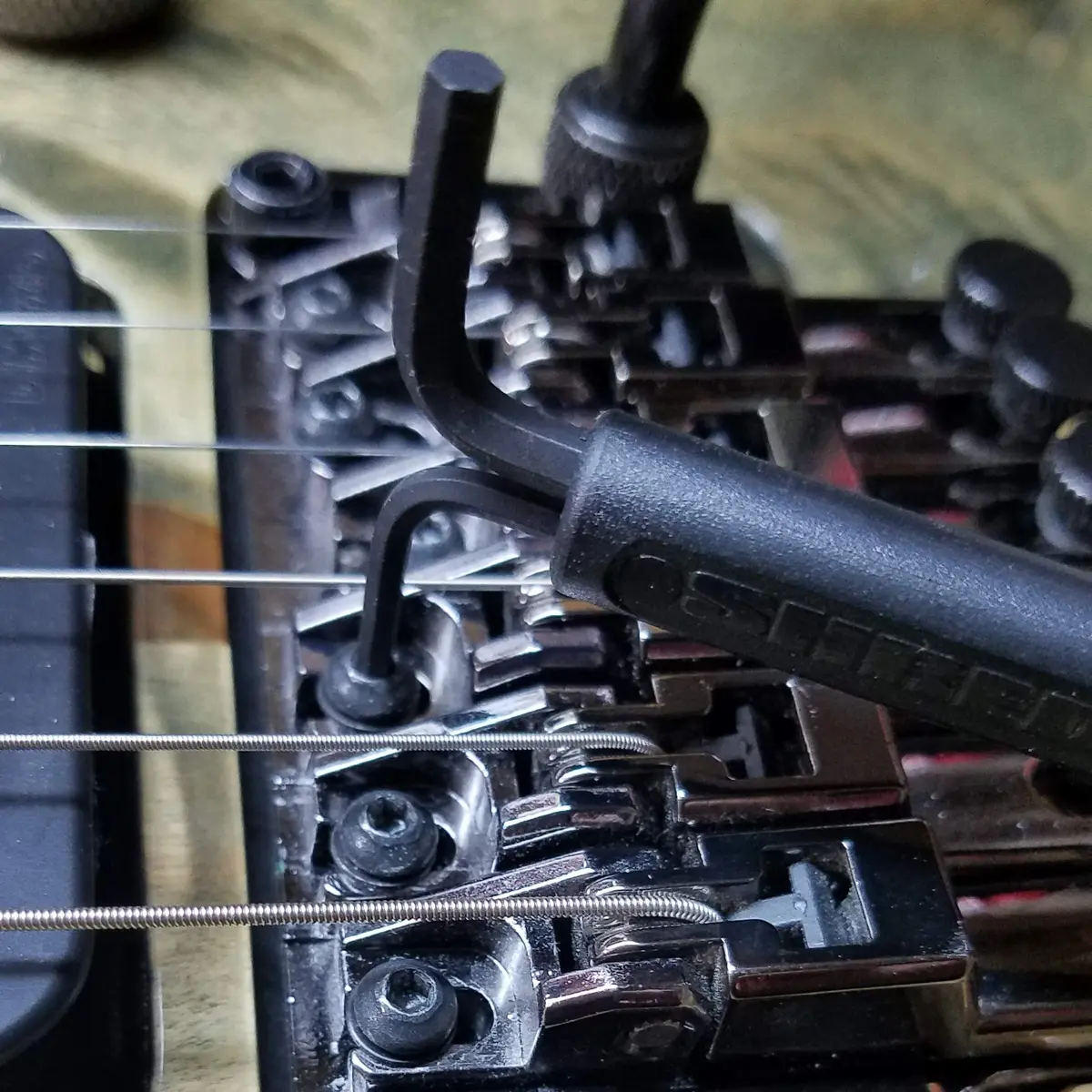 Shredneck TREMPACK 2 | Fix Floating Tremolo & Aid String Change (102 words) - view 4