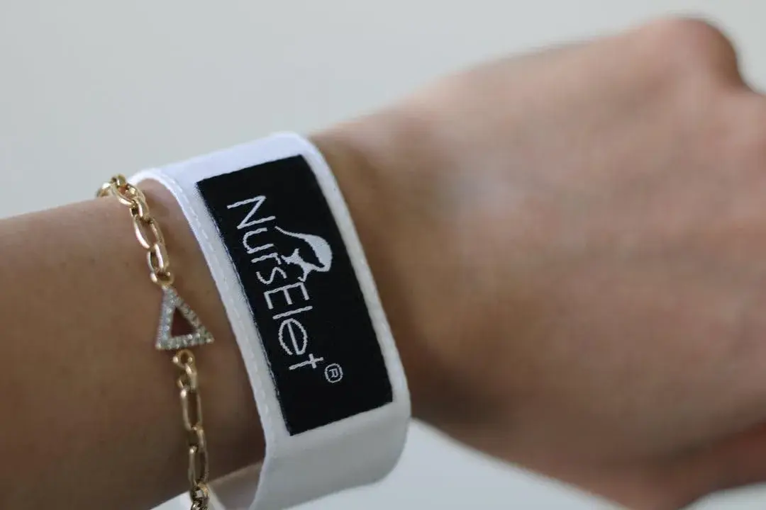 NursElet Nursing Bracelet 2 Units | Hands-Free Shirt Holder for Breastfeeding & Pumping - view 3