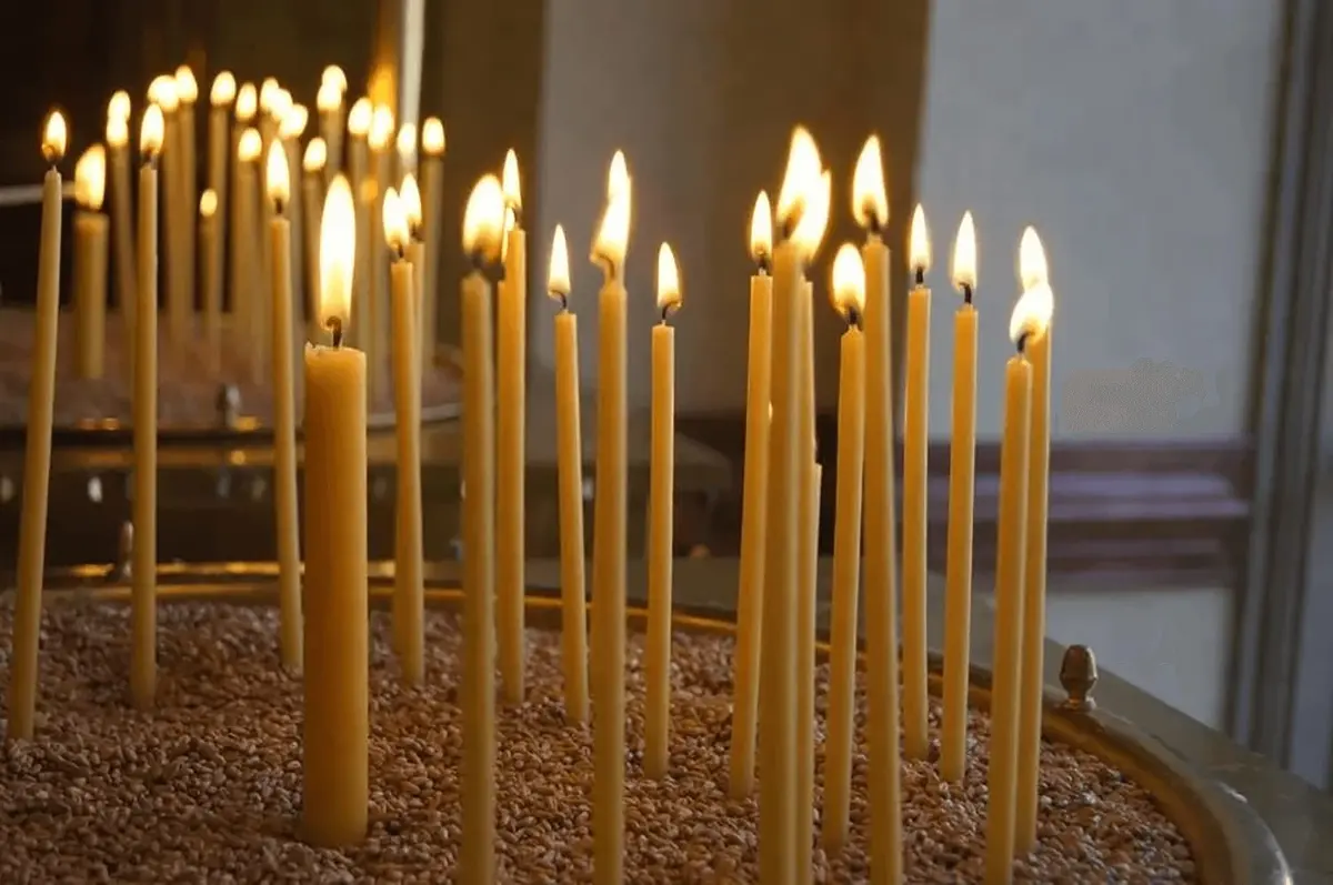 olorvela Natural Beeswax Taper Candles 7.3 Inch | Honey Scented, Dripless, Smokeless, 30 Min Burn, 100 Pack - view 3