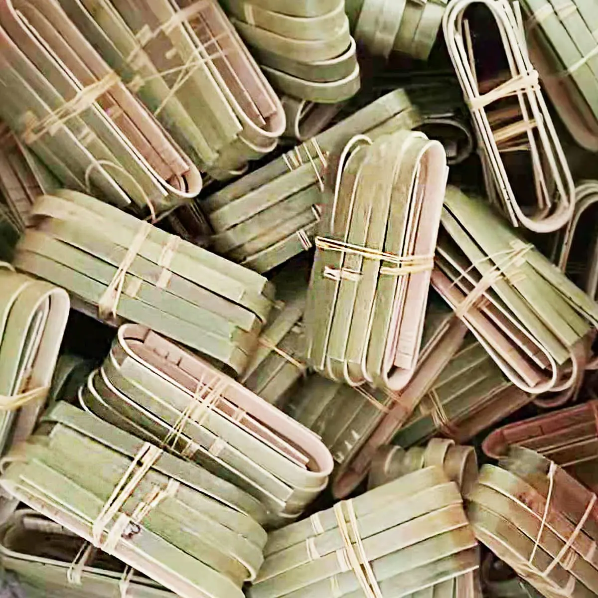 ROYHOO 100 Pack Bamboo Tongs Mini Bamboo Tongs for Kitchen, 10cm, Green | Disposable, Food-Grade Bamboo Utensils - view 5