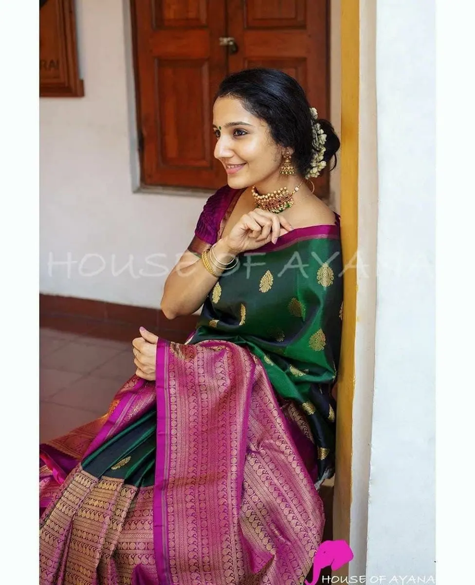 Avantika Fashion Women's Kanjivaram Silk Saree Green | Jacquard & Zari Work, One Size - view 3
