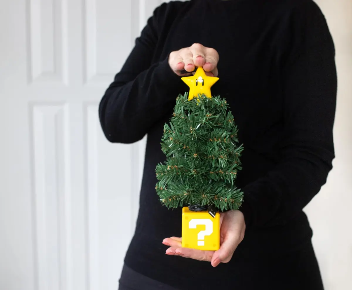 任天堂販売(Nintendo Sales) Super Mario Bros. Super Star LED Desktop Holiday Tree 30.48cm (12in) | Festive Gaming Decor - view 4