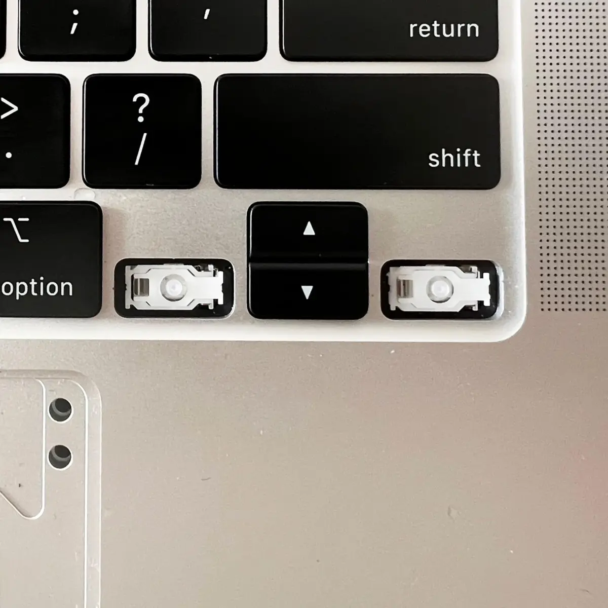 Bfenown Replacement Right Arrow Keycap & Scissor Clip Hinge for MacBook Pro/Air A2141-A2681 (Black) - view 2